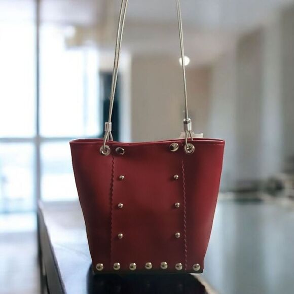 HARDWEAR BY RENEE RUNWAY RED SMALL TOTE - Picture 3 of 10